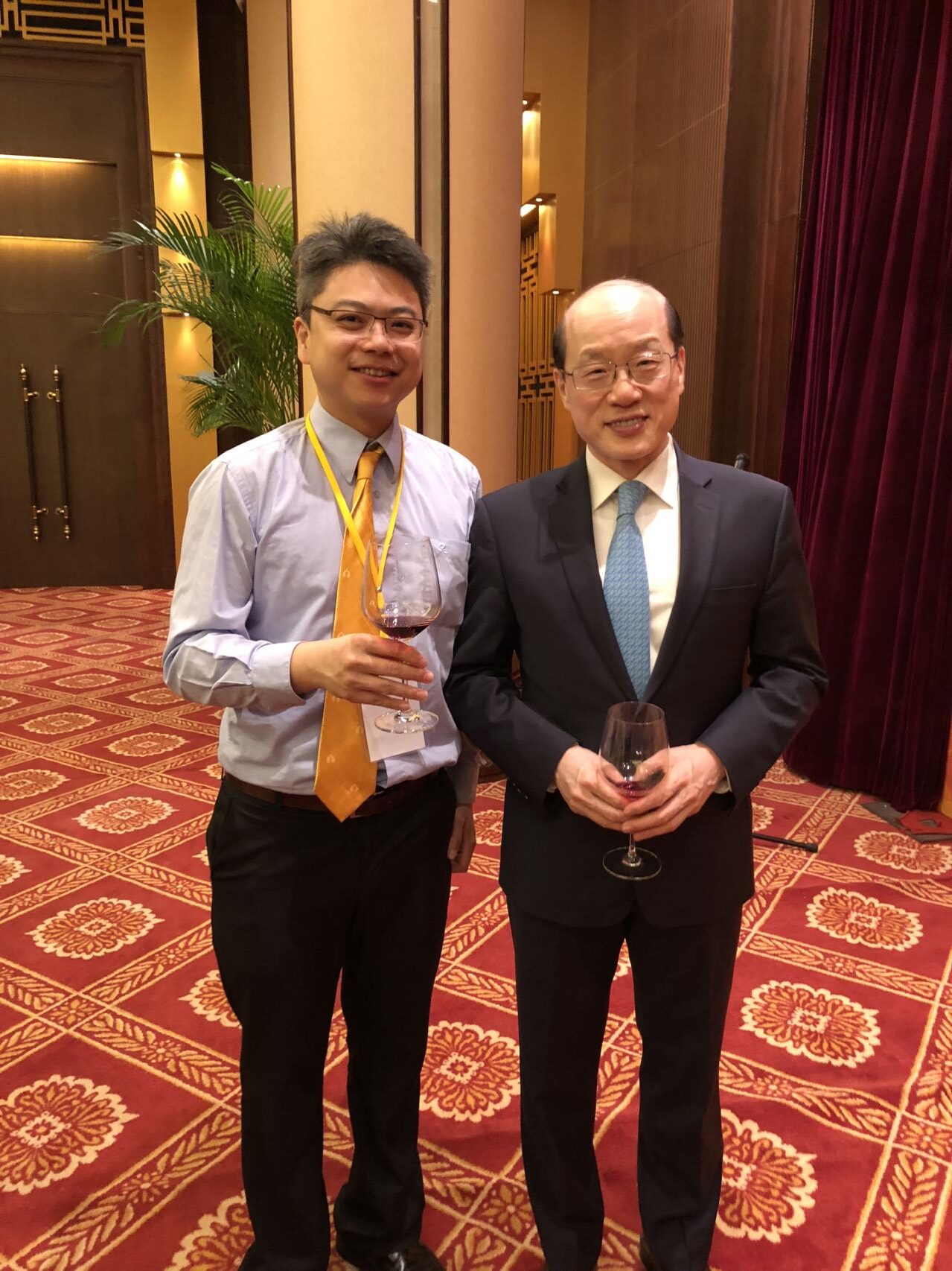 與國台辦前主任劉結一合影